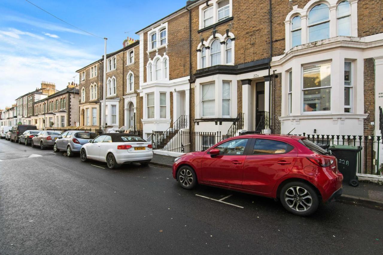 The Roost Group - Stylish Apartments Gravesend Exterior photo