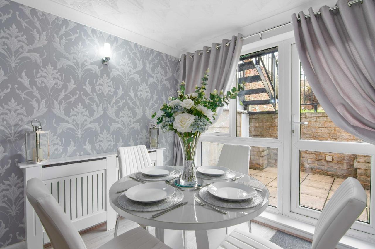The Roost Group - Stylish Apartments Gravesend Exterior photo
